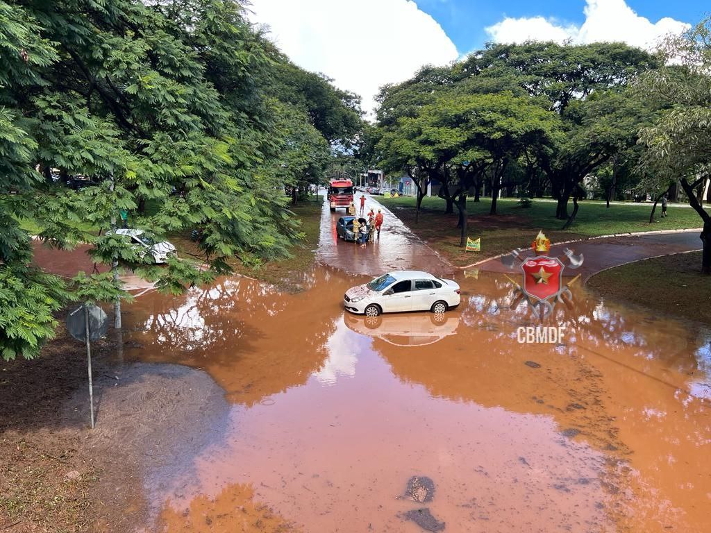 VÍDEOS: Carros boiam e motoristas ficam ilhados durante chuva em