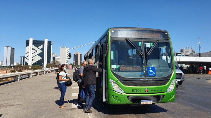 Três linhas de ônibus terão horários alterados aos sábados em