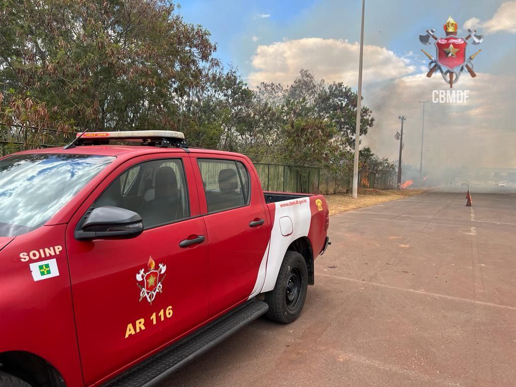 Incêndio em vegetação do Parque Burle Marx chega próximo a pátio do Detran ACORDA DF
